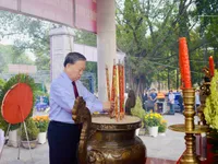 Top leader offers incense at Hill 82 Tan Bien Martyrs’ Cemetery
