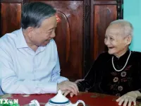Party General Secretary and State President visits former leaders, Heroic Vietnamese Mother