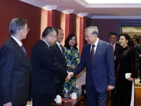 Top leader meets families of Vietnam-China friendship contributors in Beijing