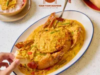 Hanoi foodaholics enjoy famous Ca Mau crab in flavorful Thai curry sauce