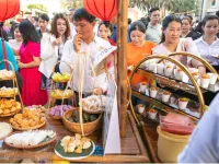 Street vendor memories blend with modern seaside festival in Da Nang