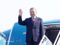 Top leader departs Hanoi for state visit to India