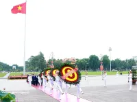 Vietnamese leaders pay tribute to President Ho Chi Minh on 136th birth anniversary