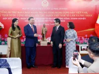 Party and State leader meets Vietnamese community in Philippines