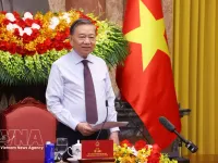 Top leader calls on the press to continue accompanying nation in new development phase
