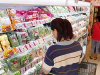 Domestic consumption hits new record, but consumer spending remains cautious