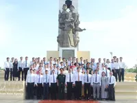 Vietnamese representative agencies in Cambodia pay tribute to fallen soldiers