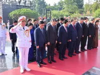 Party and State leaders pay tribute to heroic martyrs, President Ho Chi Minh