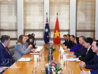 Top leader meets with Australian Senate President, House Speaker
