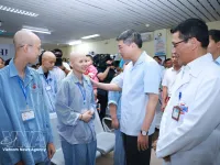 PM visits, presents gifts to child patients at Vietnam National Cancer Hospital