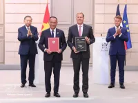 Vietnamese, French leaders witness exchange of cooperation documents