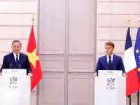 Top Vietnamese leader, French President meet press ahead of talks in Paris