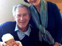 Vợ chồng cựu Tổng thống George Bush lên chức