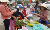 Food prices edge up after Tet due to low supply