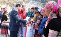 Poor people nationwide presented Tết gifts