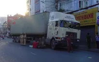 Xe container tông nát đầu xe máy, một người cấp cứu