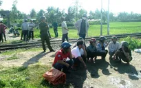 Băng qua đường sắt, một phụ nữ bị tàu hỏa hất văng
