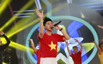 Noo Phước Thịnh mang sắc đỏ cờ Tổ quốc lên sân khấu