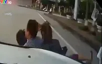 Xe máy đèo 3 “cướp” đường, húc chéo đầu ô tô