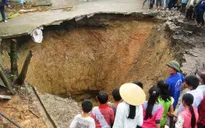 Cận cảnh hố “khổng lồ” bất ngờ xuất hiện ở Thanh Hóa