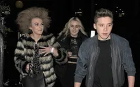 Brooklyn Beckham vui vẻ đi chơi đêm với bạn gái lạ mặt