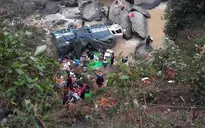 Sa Pa sương mù dày đặc, xe tải lao xuống vực sâu