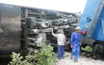Hiện trường vụ tàu hỏa đâm container, đầu máy văng khỏi đường ray