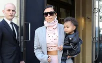 Kim “siêu vòng ba” bỏ quên con ở khách sạn?