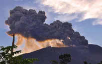 Indonesia đóng cửa sân bay do núi lửa Gamalama phun trào