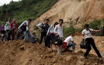 Sạt lở đất gây ách tắc giao thông nghiêm trọng trên Quốc lộ 4D