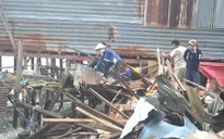 Khánh Hòa: 10 căn nhà chồ bị sóng đánh sập hoàn toàn