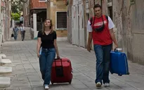 Kéo vali trên đường lát đá Venice bị phạt 600 USD