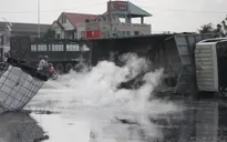 Xe chở axit bất ngờ bị lật, bốc cháy ngùn ngụt