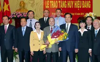 Nguyên Thủ tướng Phan Văn Khải nhận Huy hiệu 55 năm tuổi Đảng