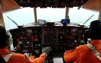 Máy bay AirAsia mất tích: Tìm thấy vật thể lạ ngoài biển nghi của QZ8501