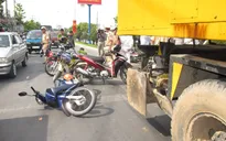 Cần Thơ: Kinh hoàng 10 xe máy bị xe cẩu cuốn vào gầm