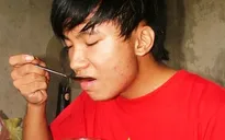 Mắc bệnh lạ, chàng sinh viên quanh năm chỉ... húp cháo thay cơm