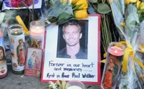 Fan đội mưa đến đặt hoa tưởng nhớ Paul Walker