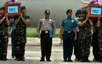Máy bay AirAsia mất tích: 2 thi thể nạn nhân đầu tiên được đưa về đất liền