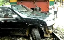 Tàu hỏa và ôtô đâm nhau tại Lào Cai, ách tắc QL 4E