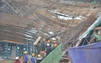 Sập giàn giáo ga đường sắt trên cao do nhà thầu đổ lệch bê tông