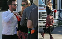 Adam Levine lấy cảm hứng thời trang từ vợ