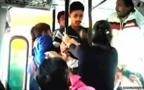Ấn Độ: Chấn động clip đánh trả kẻ quấy rối tình dục trên xe bus