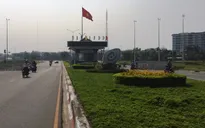 Các nữ công nhân bị kẻ lạ đâm vào ngực vô cùng hoảng loạn