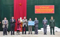 Bộ GD-ĐT tặng quà Tết cho giáo viên, học sinh vùng cao