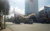 Xe tải kéo đổ cổng chào của TP Cần Thơ