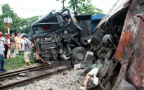 Quay đầu gần đường sắt, xe tải va tàu hỏa, 3 người thương vong
