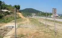 Tự ý phá hàng rào, mở đường lên cao tốc Hà Nội - Lào Cai
