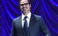 Brad Pitt sơn móng tay điệu đà khi nhận giải "Đột phá"