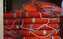 Quảng Nam: Tặng áo phao, cặp phao cứu sinh cho học sinh vùng sông nước